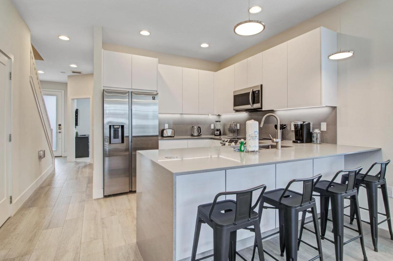 Modern Townhouse Near Disney With Heated Pool オーランド エクステリア 写真